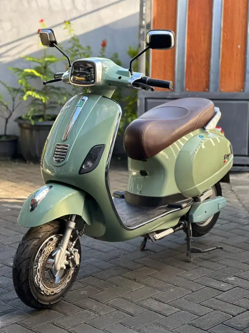 Vespa listrik uwinfly km 2300 istimewa