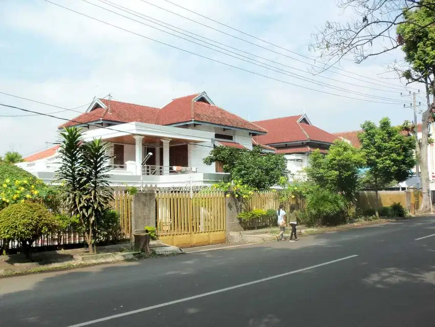 DIJUAL CEPAT Tanah dan bangunan di Jl. dr.Cipto - Malang