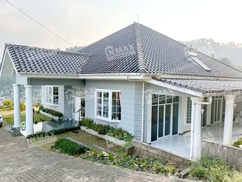 RUMAH VILLA SELECTA BATU,BAGUS DAN TANAH LUAS VIEW ALAM PEGUNUNGAN