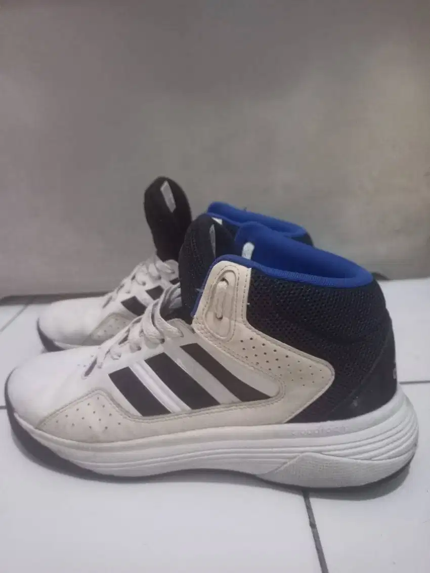 Sepatu Basket Adidas