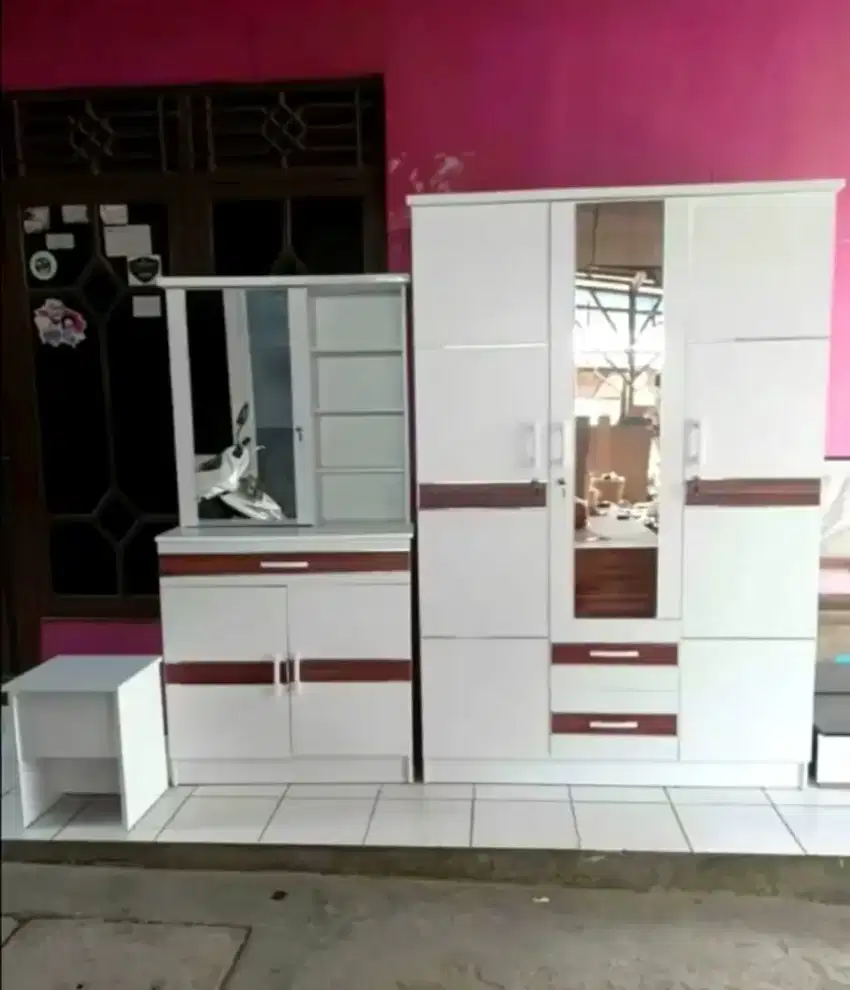 Lemari baju 3 pintu dan meja rias