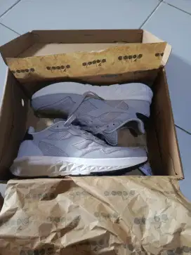 Sepatu Diadora Grey Uk. 40