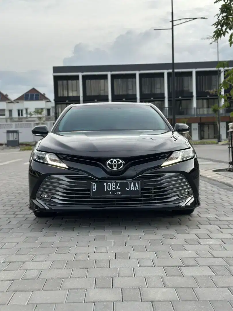 Toyota camry 2,5V metic hitam 2021