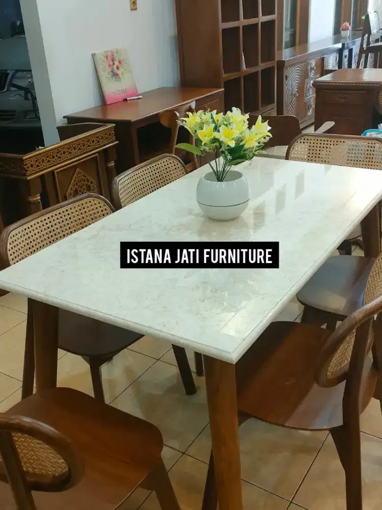 Meja makan satu set kombinasi kursi rotan tap meja marmer