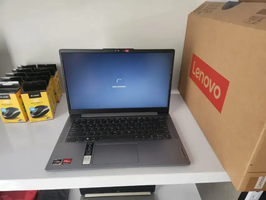 JUAL LAPTOP LENOVO IP 3 RYZ 3 8/512 - siap pakai