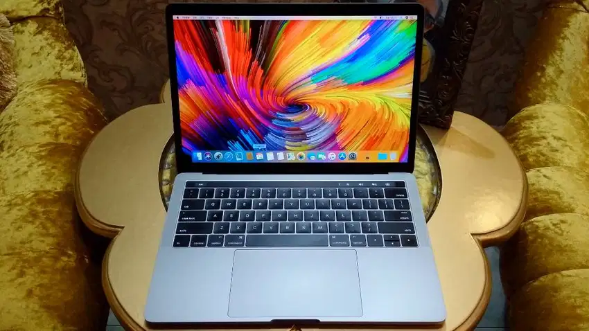 Macbook Pro TOUCHBAR 13 Retina Editing Kuliah Core i5 Ram 8GB SSD256GB