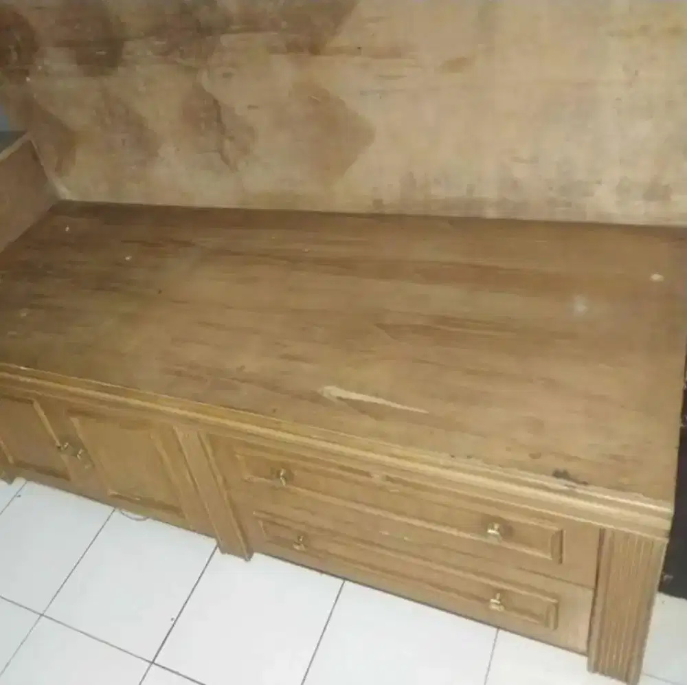 lemari / rak hias atau lemari televisi