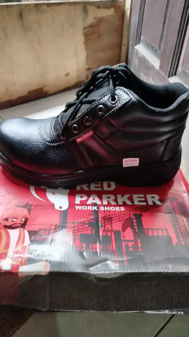 Sepatu safety red parker