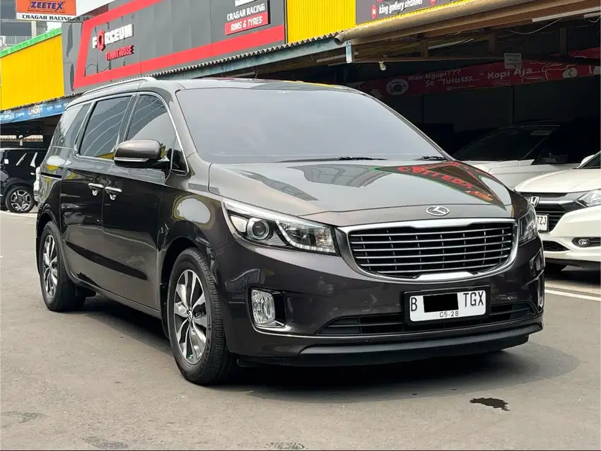 KIA GRAND SEDONA ULTIMATE AT COKLAT 2017