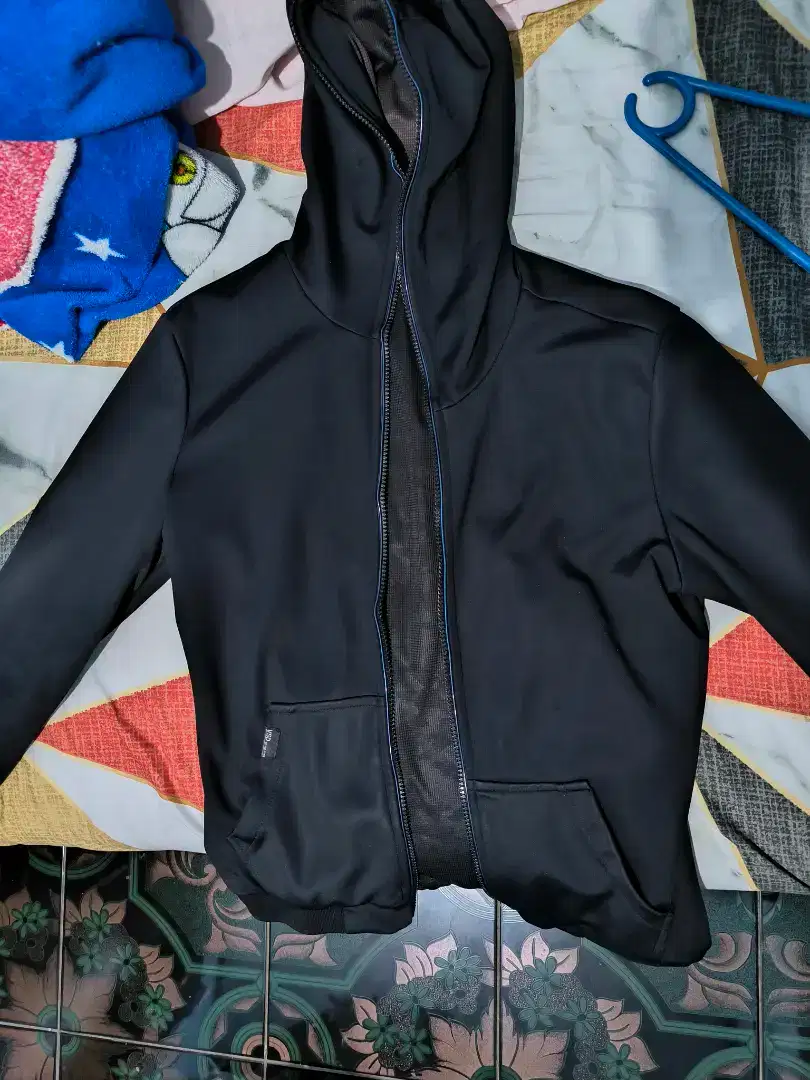 Jaket hitam tebal bahan premium, brand impor ukuran M mulus murah,gass