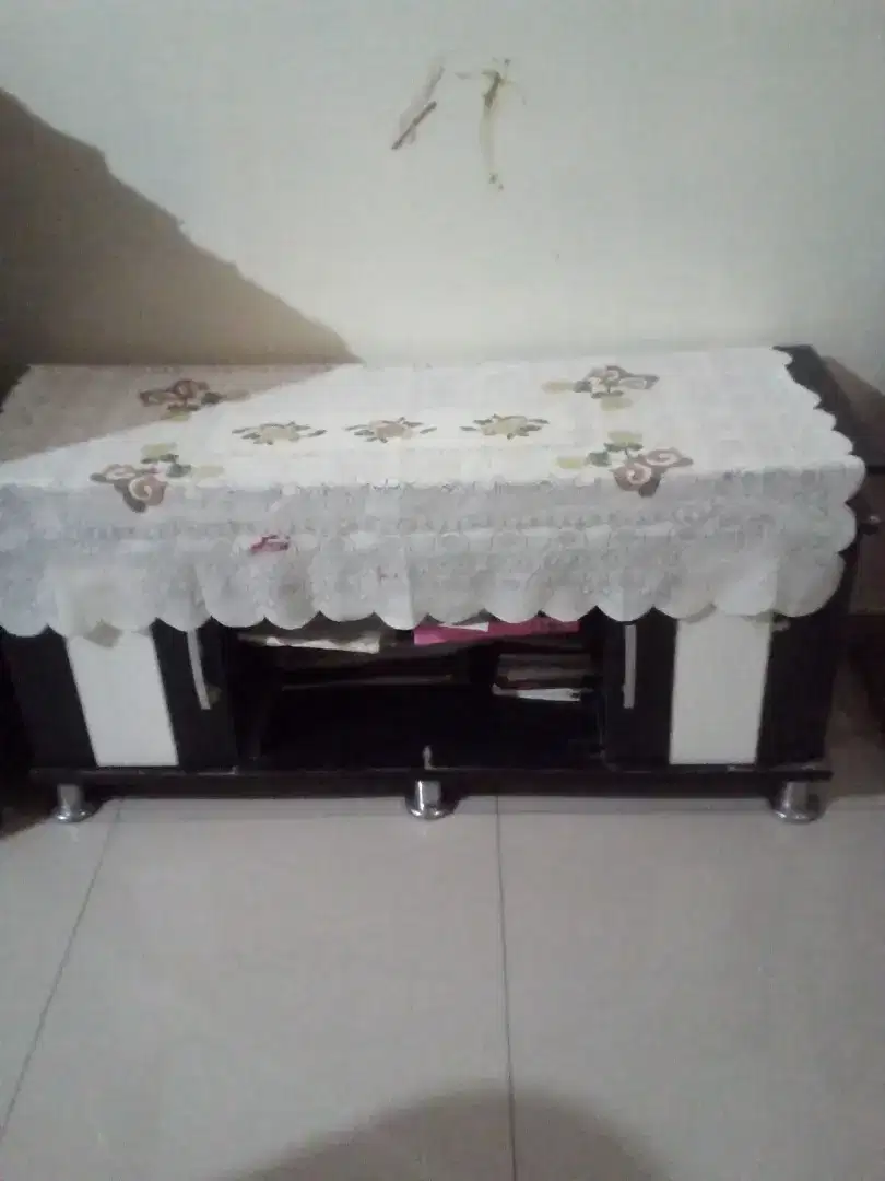 Di jual lemari tv, buku. Harga murah