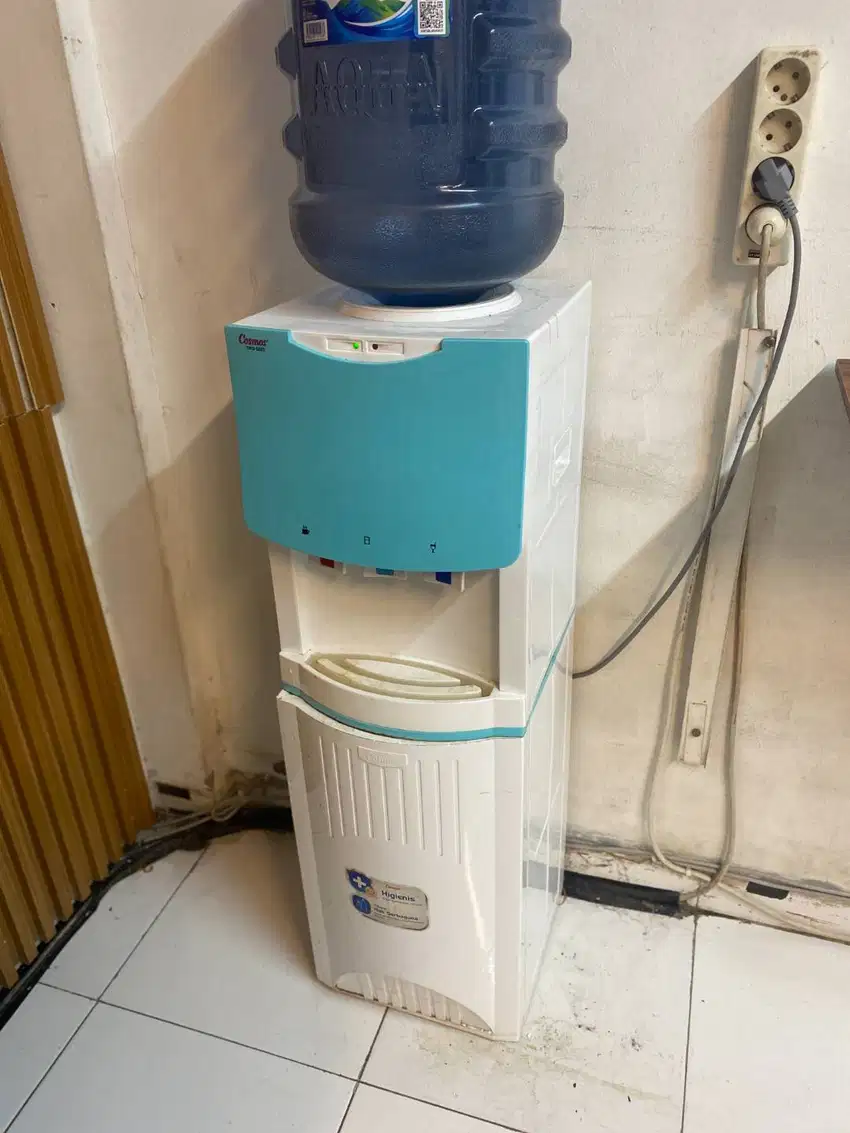 Dispenser air minum hangat dingin