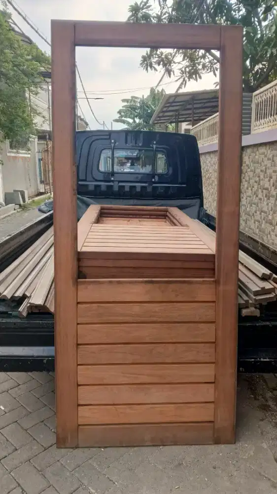 Pintu kayu merbau