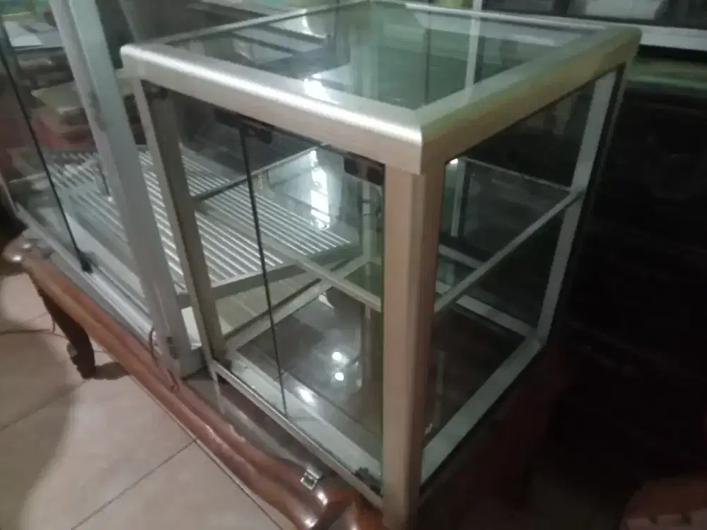 DI JUAL 2 UNIT ETALASE KACA EX PERHIASAN