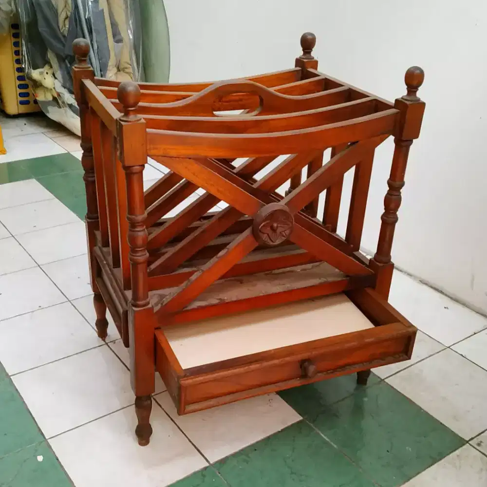 Tempat koran bahan kayu besar