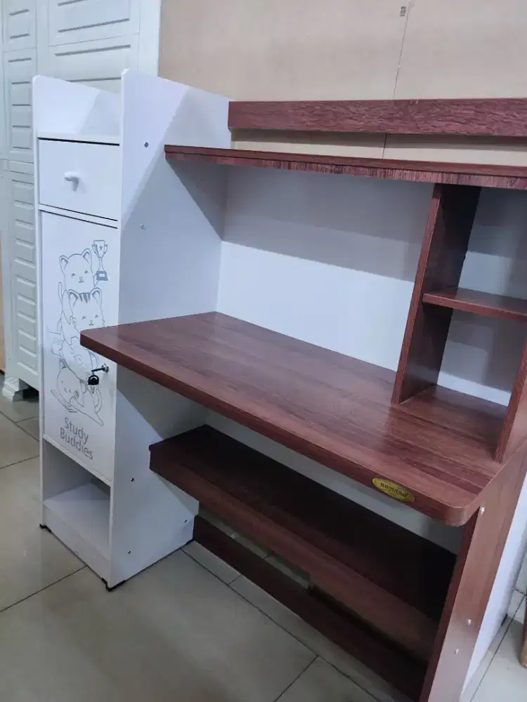 Meja belajar serbaguna