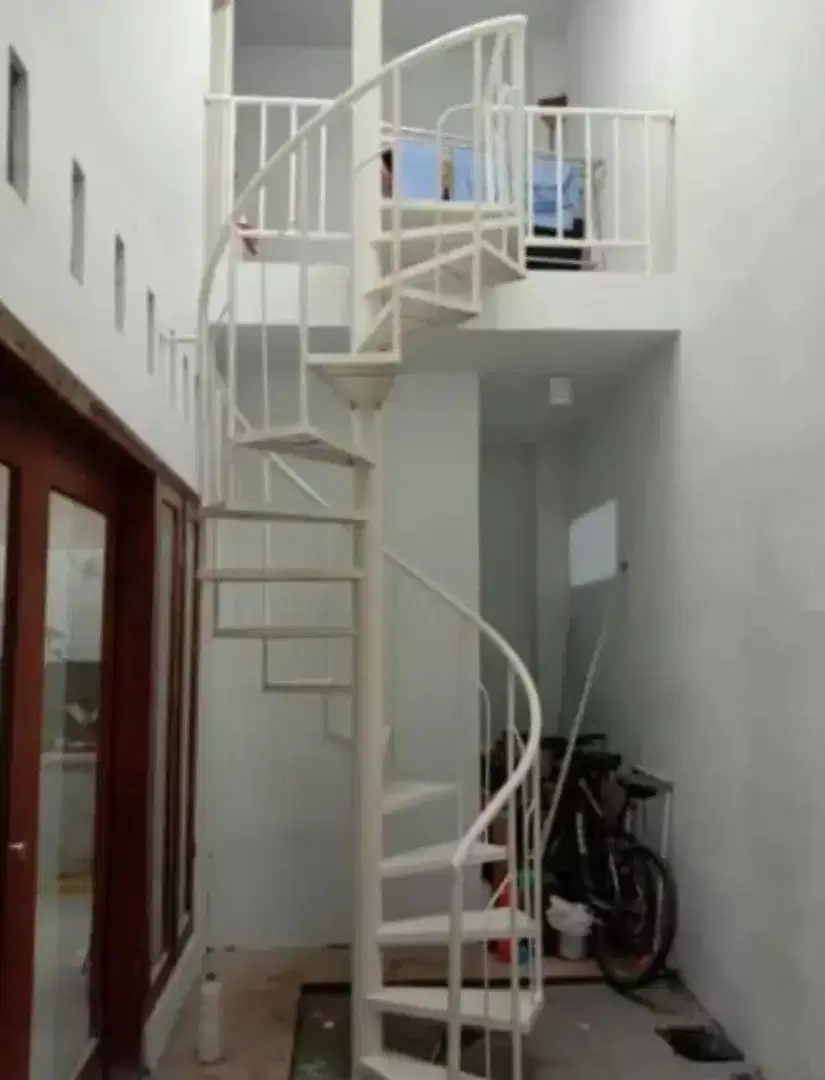 Tangga putar minimalis.