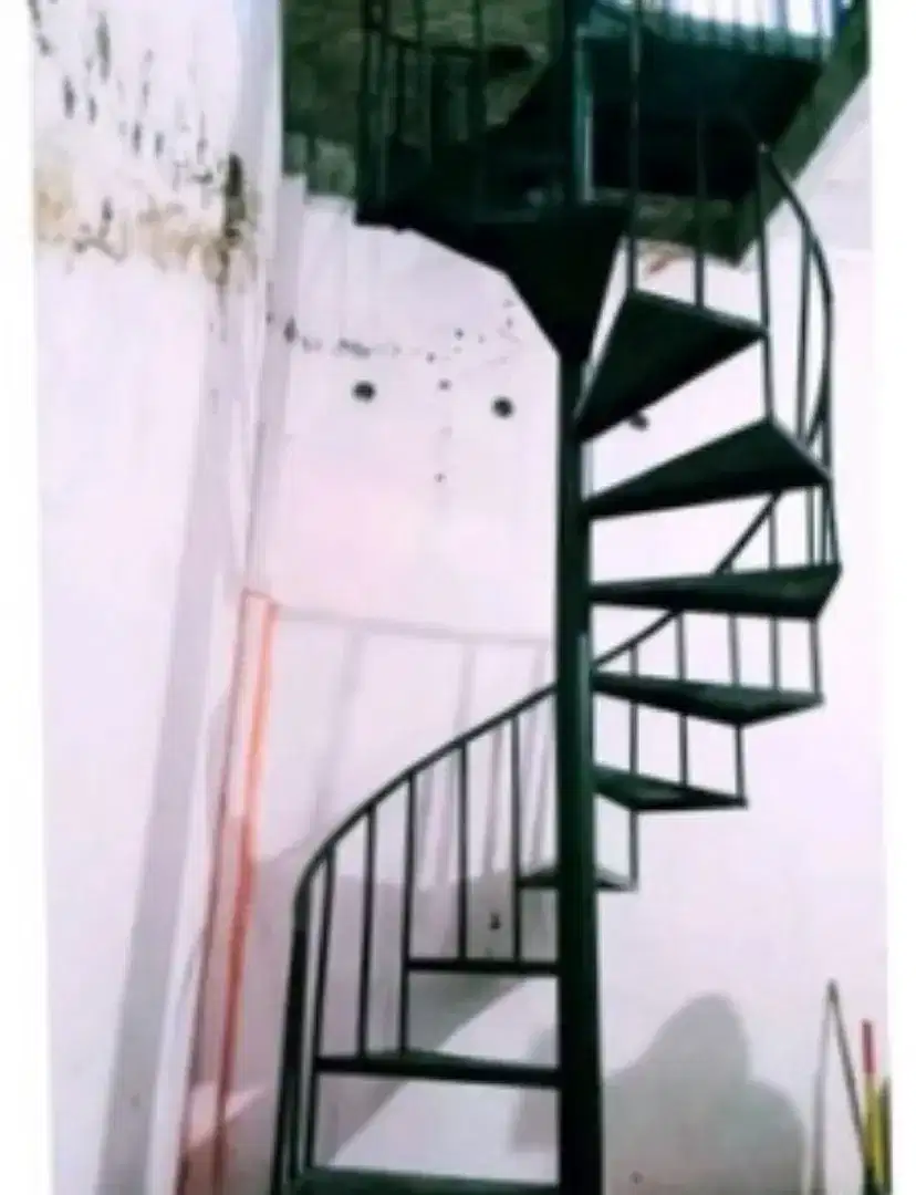Tangga putar besi