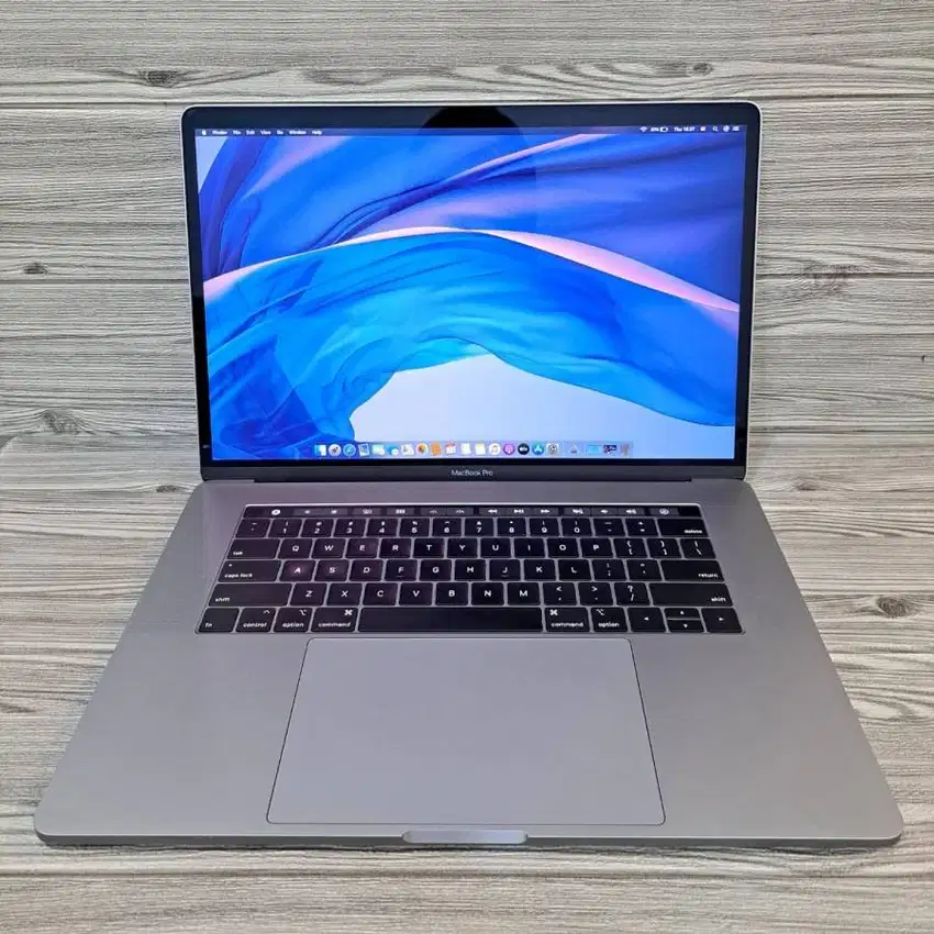 Macbook Pro 15 Inch 2017 (16 GB - 512 SSD) LIKE NEW