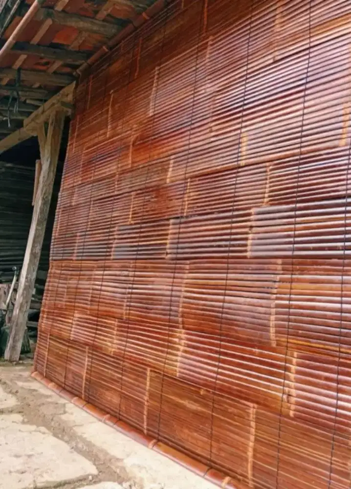 Tirai bambu wulung tampias angin