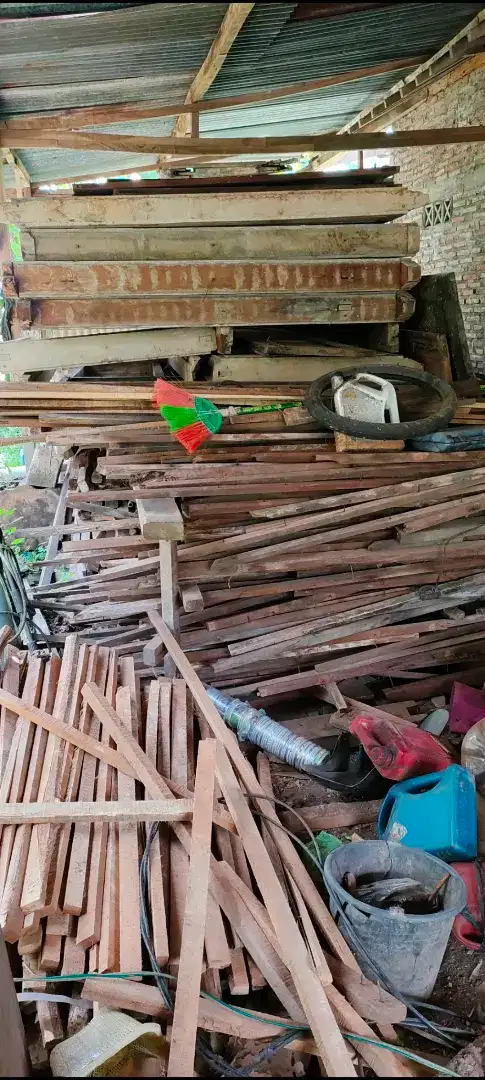 Dijual segera kayu jati tuaaa bekas bongkaran rumah cap.