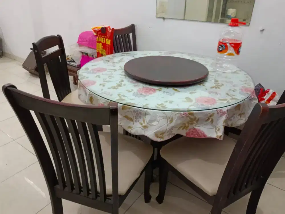 Meja makan plus kursi