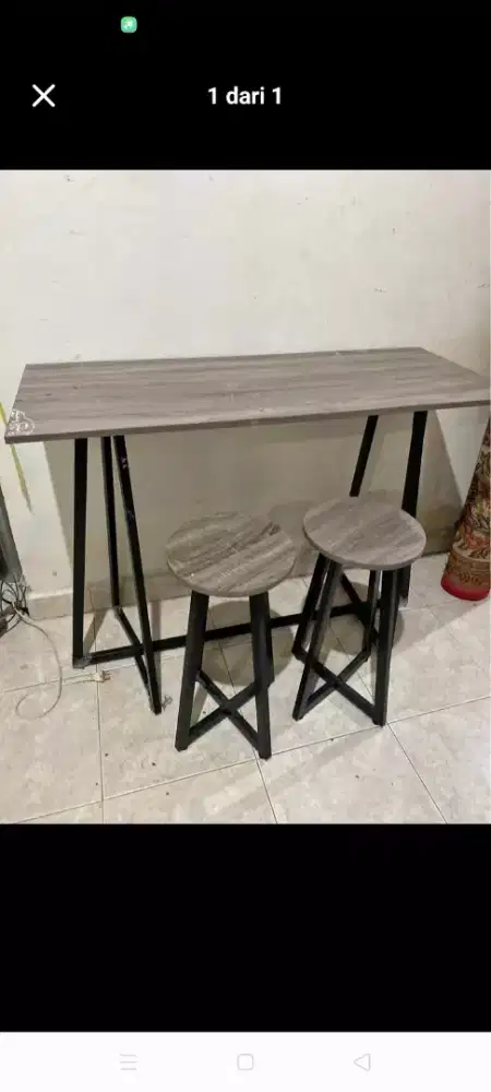 Meja bar dari besi