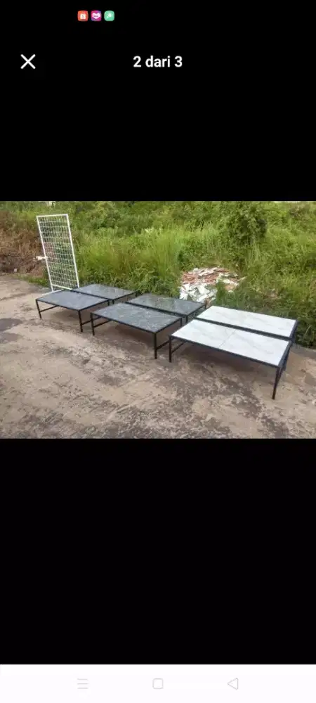 Meja lesehan kaki besi