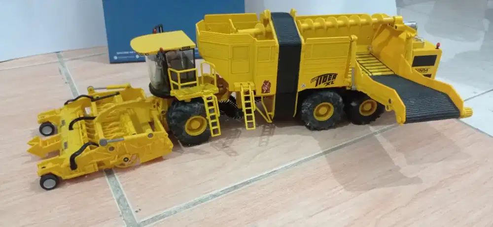 DIECAST TRACTOR PERTANIAN