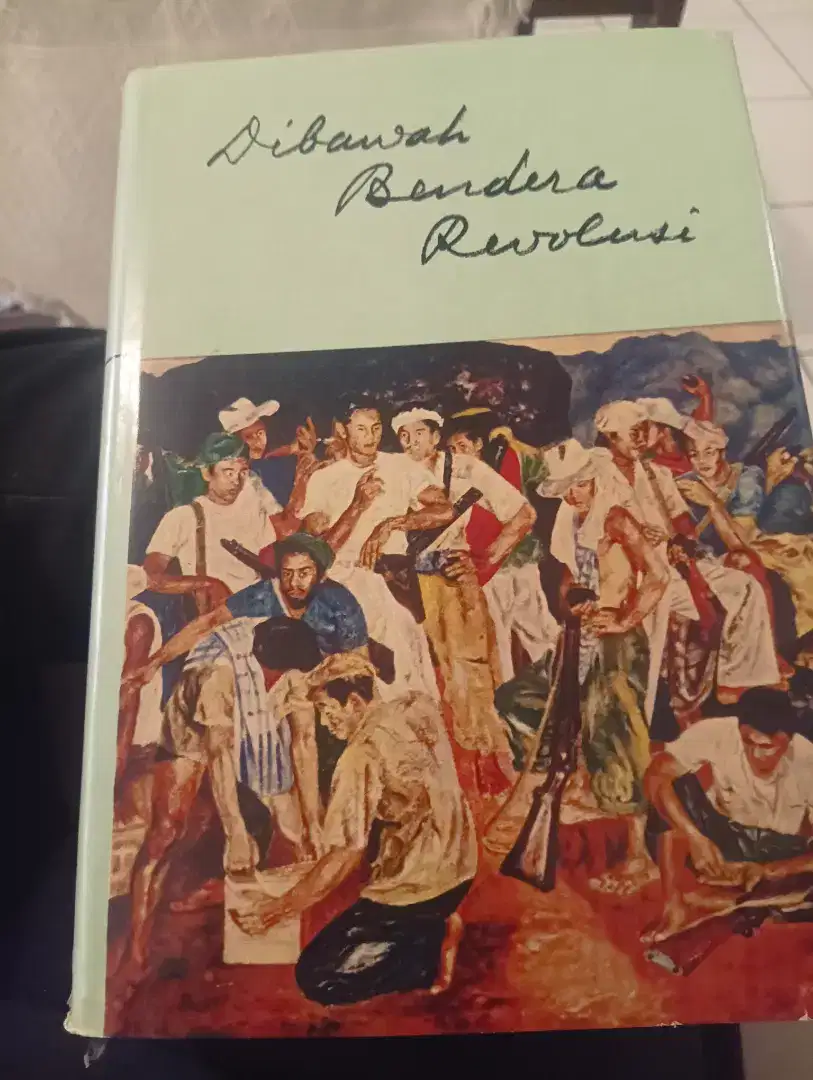 Buku Di Bawah Bendera Revolusi
