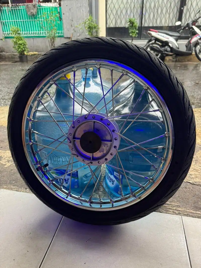 Di jual cepat satu set velak dan ban motor