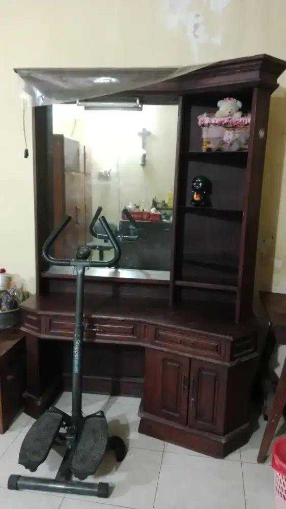 Meja rias kaca antik kuno