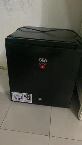 Dijual kulkas kecil GEA