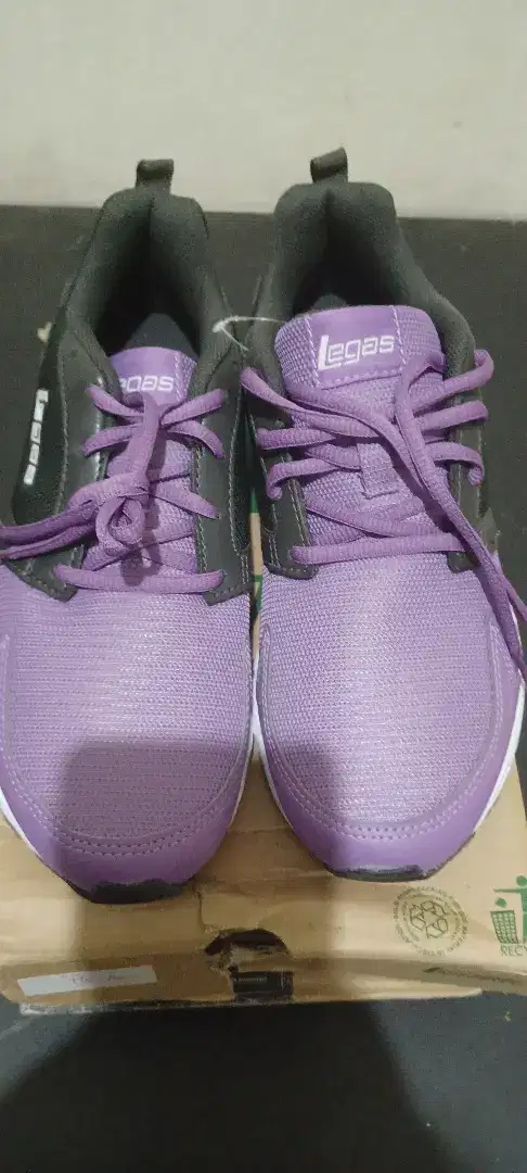 Sepatu olahraga League / Legas