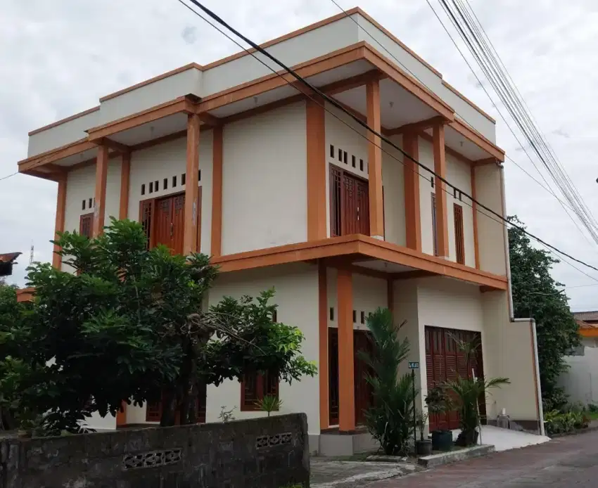 Disewakan Rumah 2 Lantai ada Rooftop Luas di Area Jl. Damai