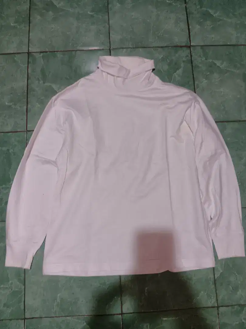 Kaos Turtleneck Uniqlo