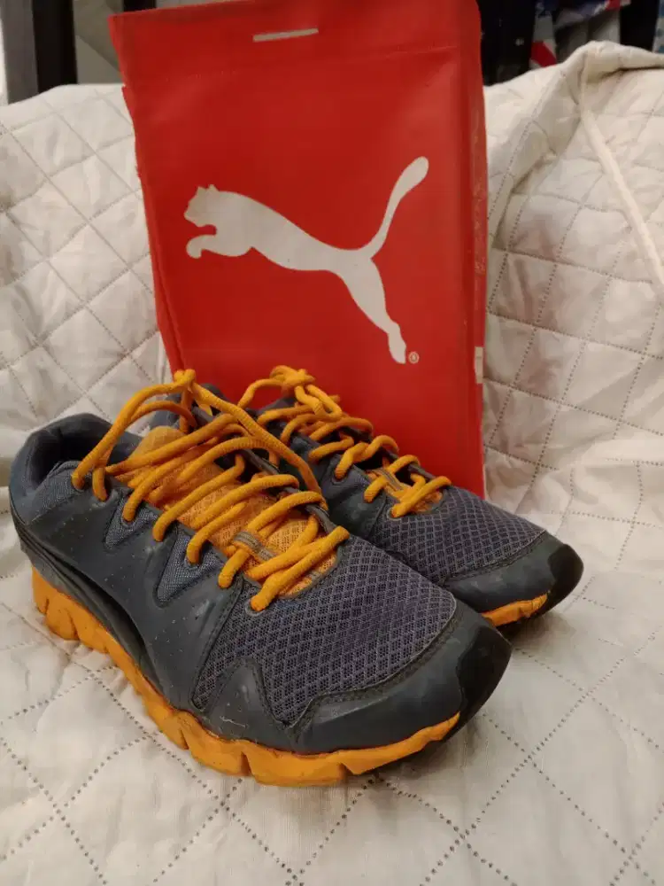 Sepatu sneakers pria