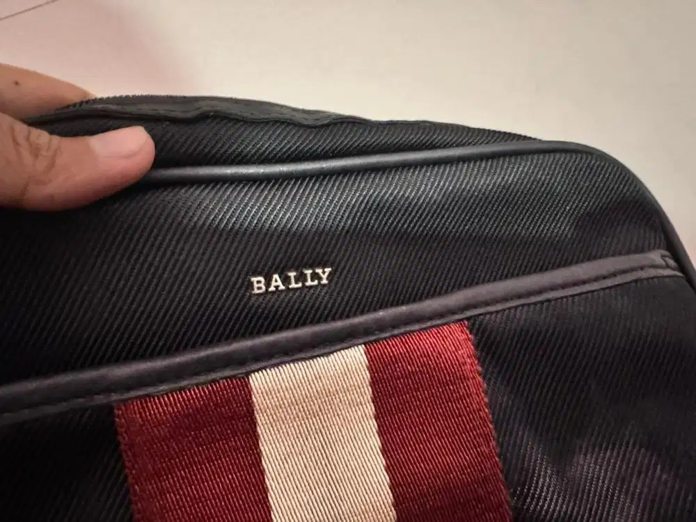 TAS PRIA BALLY MEN CALIROS CLUTCH BAG LIST RED BLACK STRIPE HANDBAG