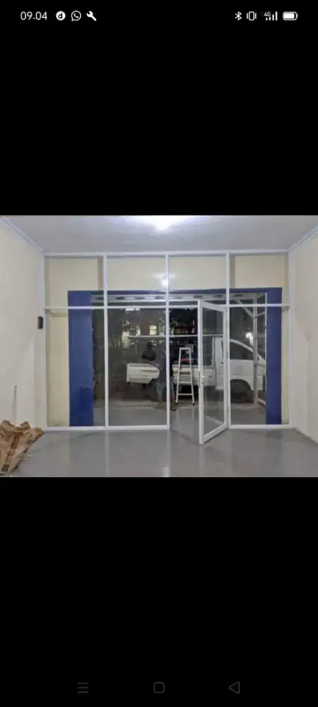 Pemasangan partisi alumunium kaca