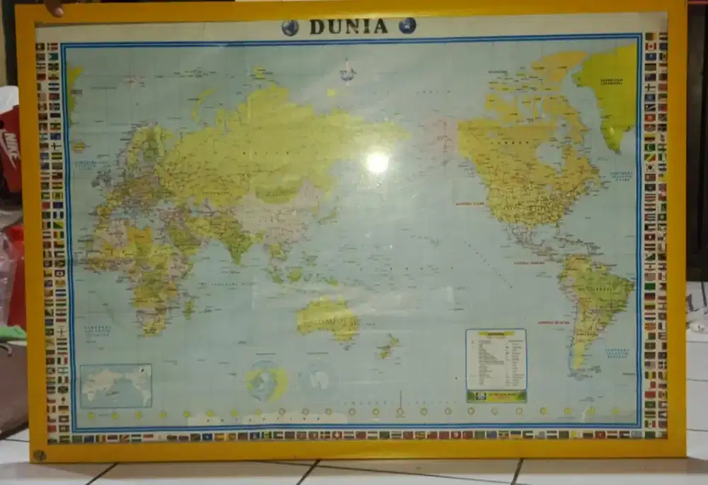 Peta dunia globe bingkai kuning