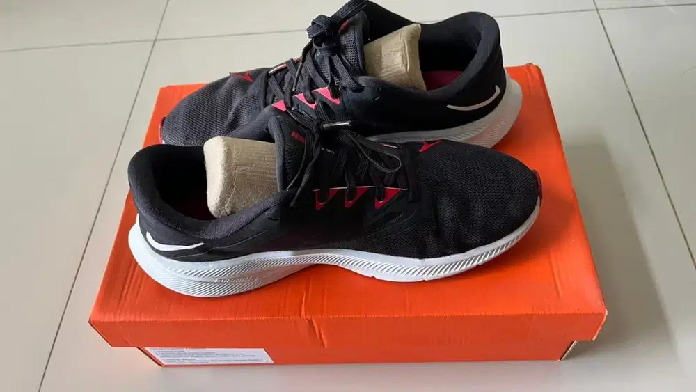 Nike Quest 3 Black University Red