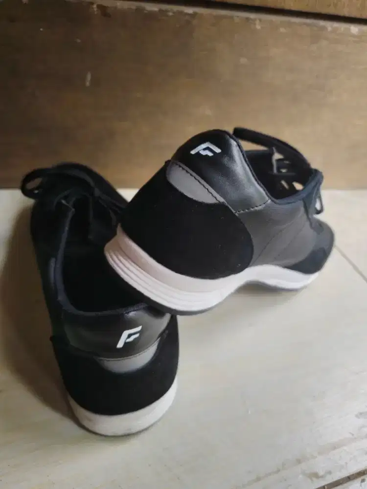 sepatu sneaker olahraga uk 42 bekasi