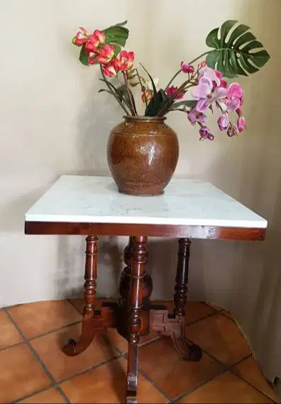 Meja marmer persegi 70x70cm