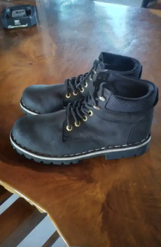 Sepatu boot medium kulit asli