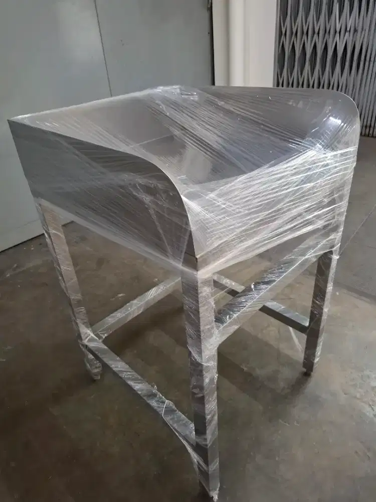 Meja persegi Stenlis