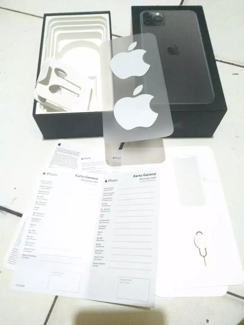 Dus box iPhone 11 pro max 256 GB, plus buku2nya dan kartu garansi.