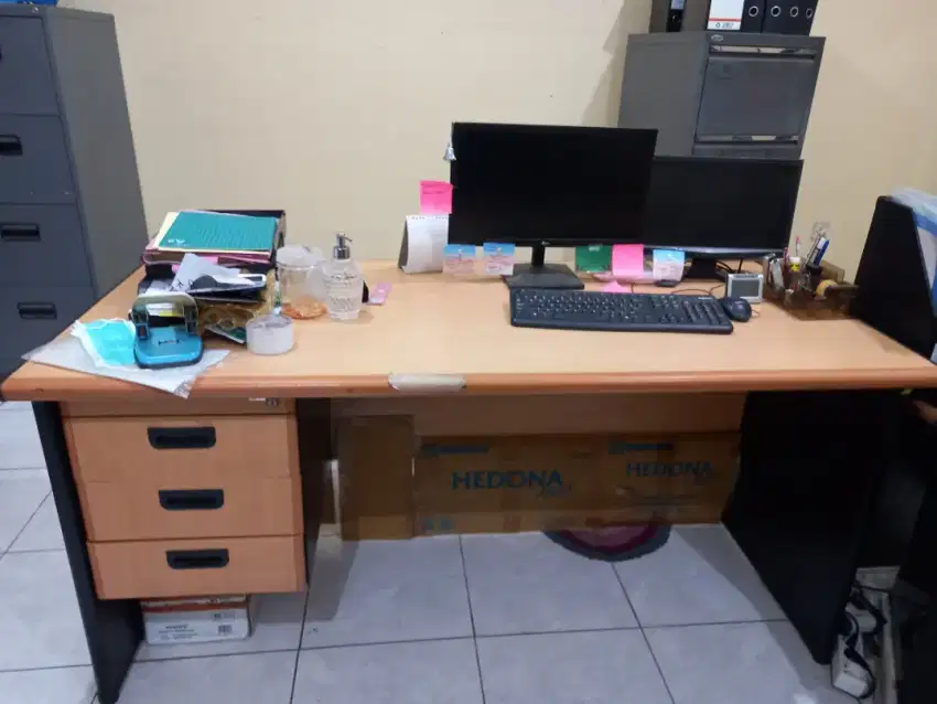 Meja kantor 3 drawer bekas