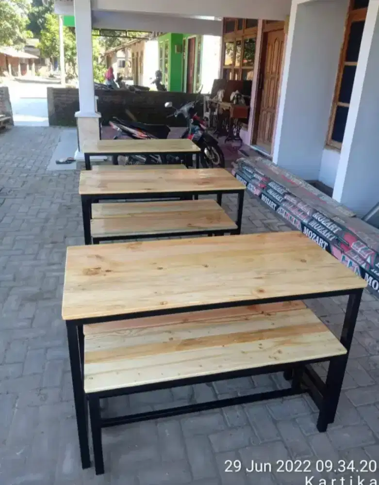 Meja cafe industrial