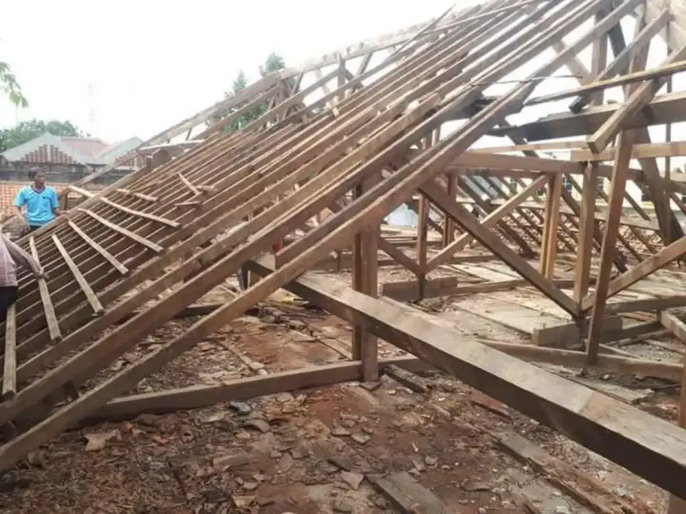 Siap melayani merenovasi atap rumah menjadi indah anti rayap