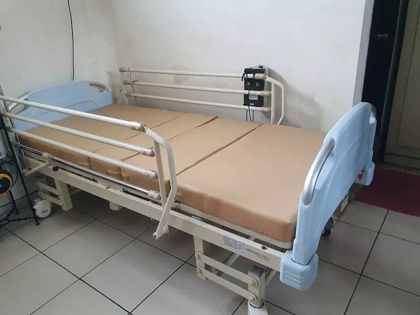 Ranjang Pasien bekas Arjohuntle elektrik 3 crankigh,